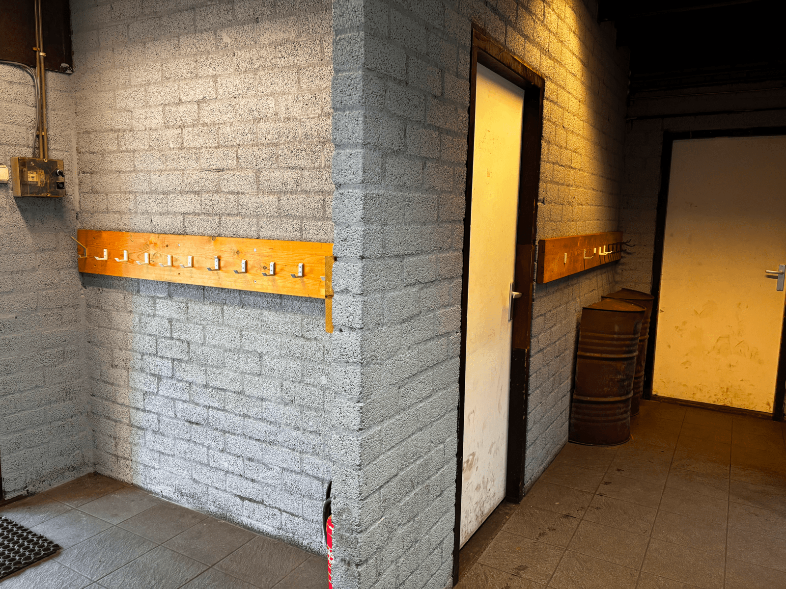 Blokhut interieur - Centrale hal met doorgangen naar zalen