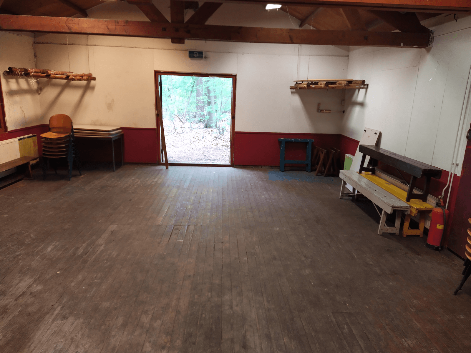 Blokhut linkerzaal - Groepsruimte voor activiteiten en overnachting