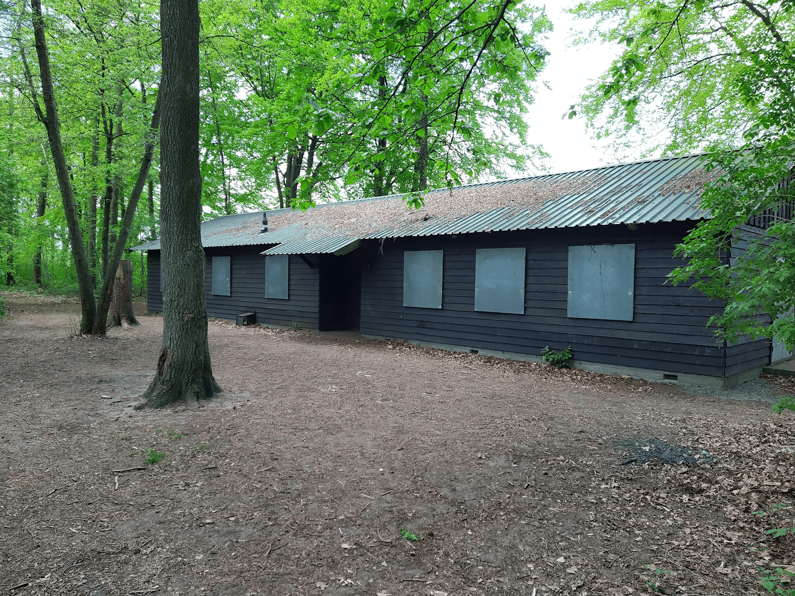 Blokhut Scouting Balmoral Apeldoorn - Voorgevel met ingang